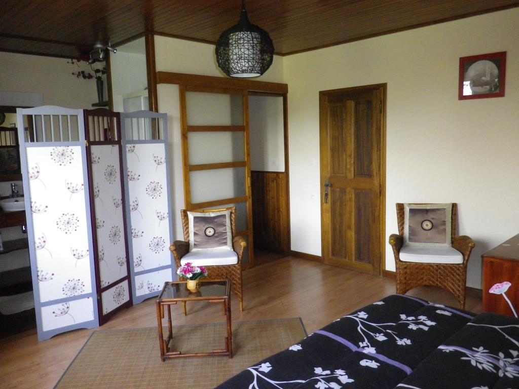 Chambre D'Hotes La Haie Fleurie Chevillard Room photo